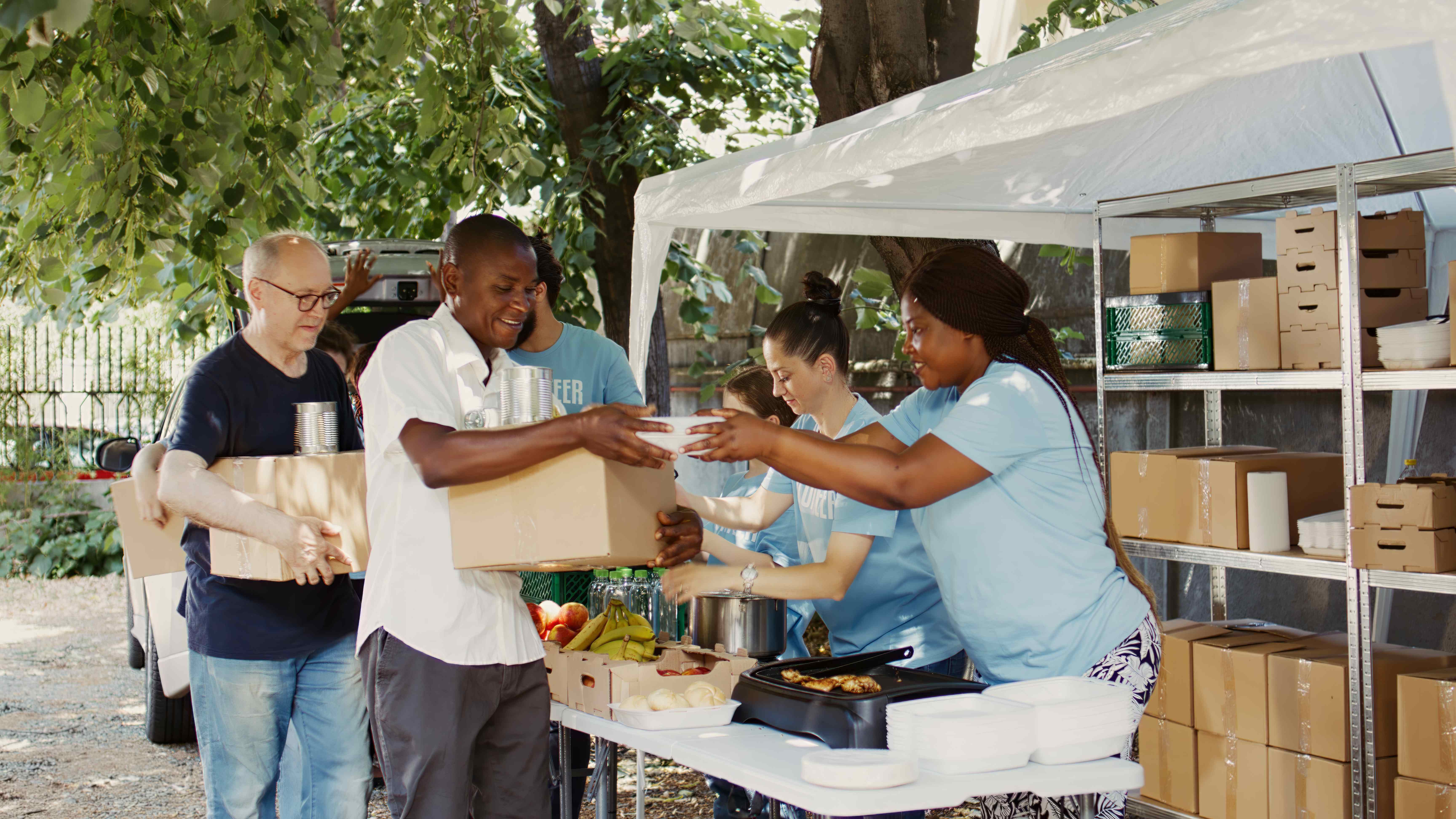 volunteers-feed-needy-with-meal-boxes